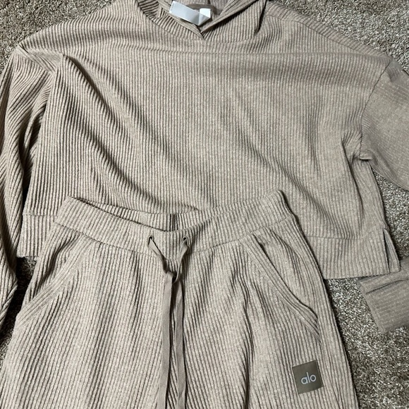 NWOT Alo Yoga Muse Women's Ribbed Knit Set ( Pants size M and Top Size L) - Picture 3 of 3